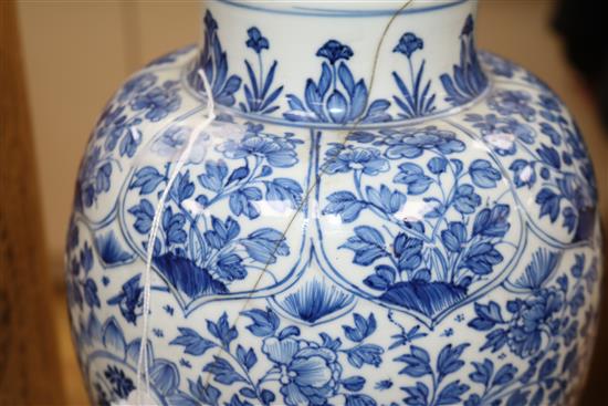 A large Chinese blue and white vase, Kangxi period Height 42cm